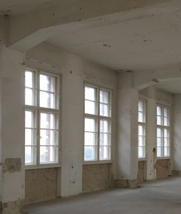 Architekturprojekt, Bauen im Bestand, Objektbesichtigung, Showroom, Historische Fenster, Ziegelwand